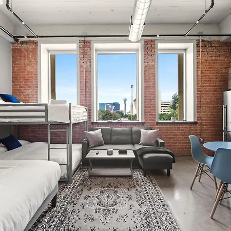 Stunning Downtown Apartment With Pool, Laundry, Parking